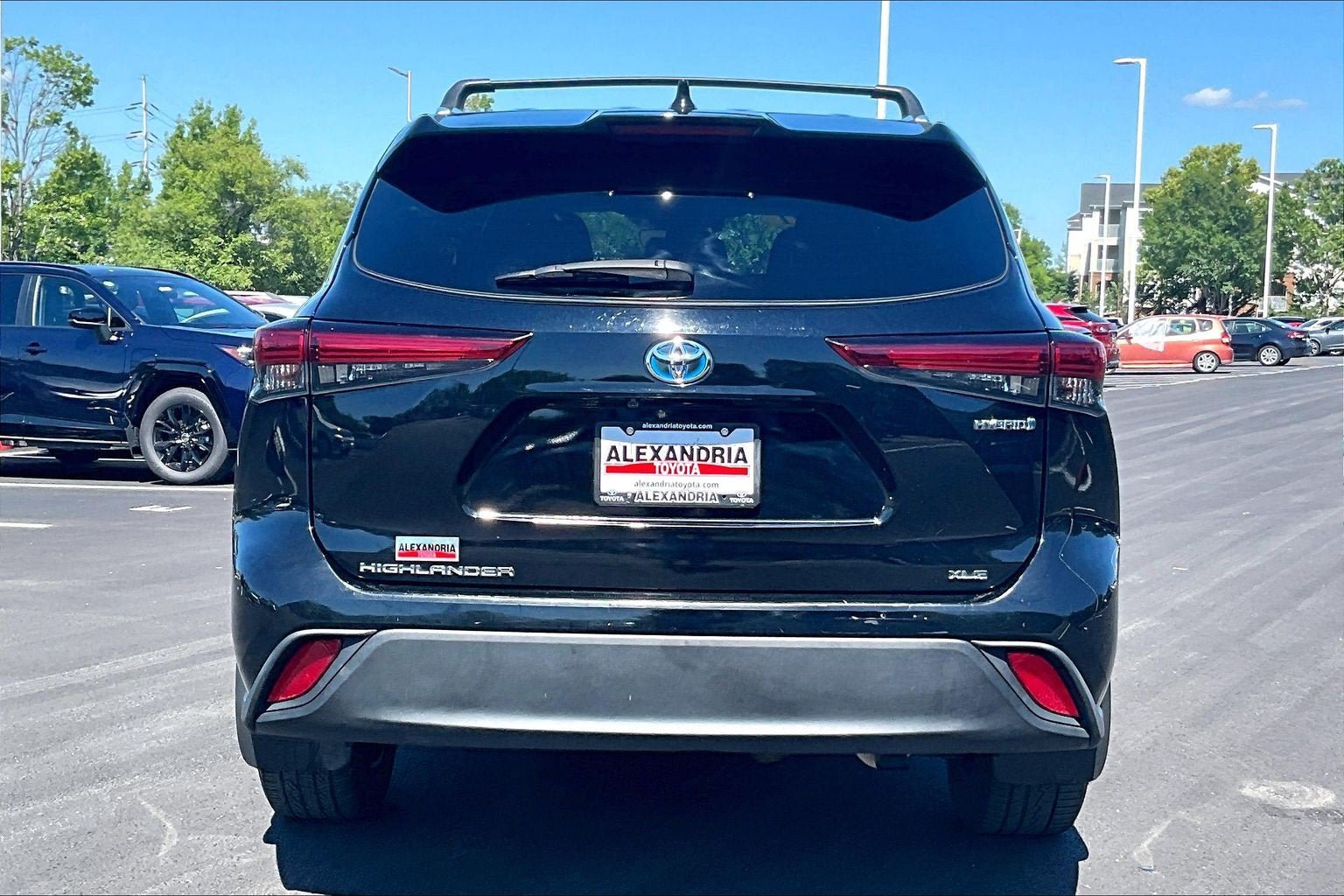 Used 2021 Toyota Highlander XLE AWD/4WD image 4