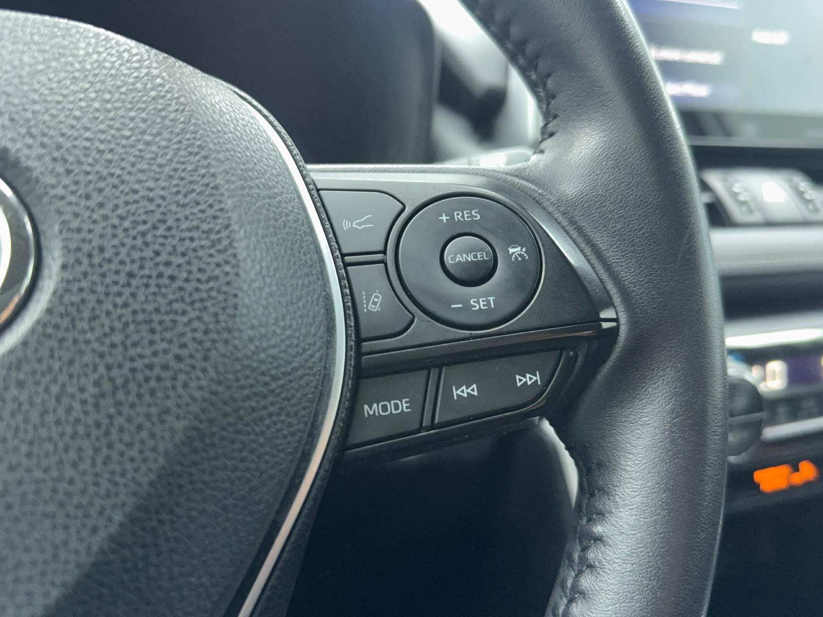Used 2020 Toyota RAV4 XLE Premium FWD image 32