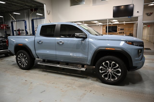 Used 2025 GMC Canyon Denali image 4