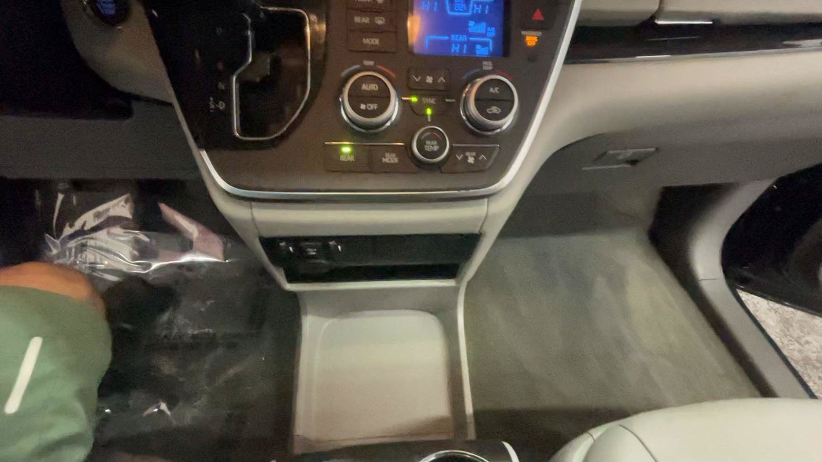 Used 2018 Toyota Sienna XLE FWD image 35