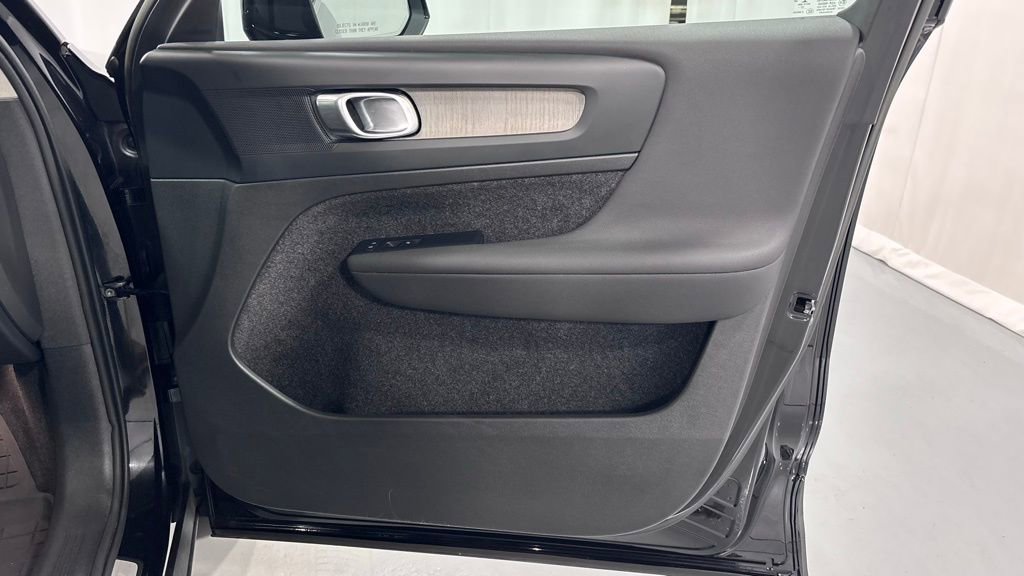 Certified 2023 Volvo XC40 B5 Plus w/ Protection Package Premier image 19
