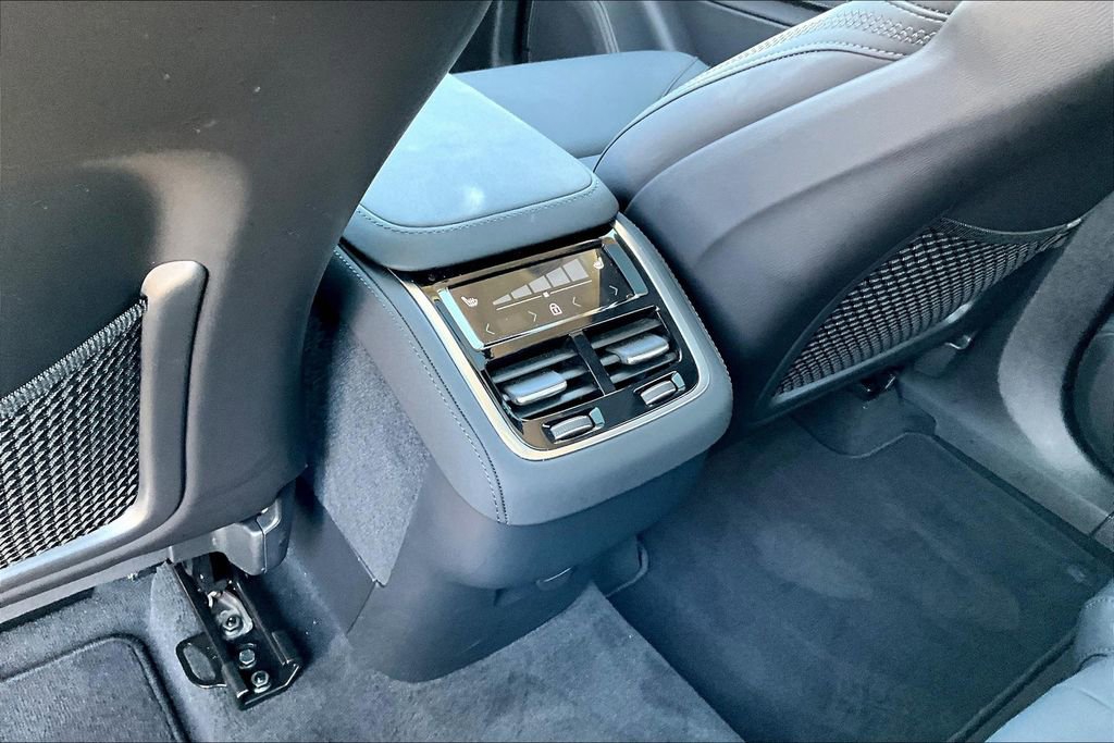 Certified 2025 Volvo XC90 B6 Plus image 31