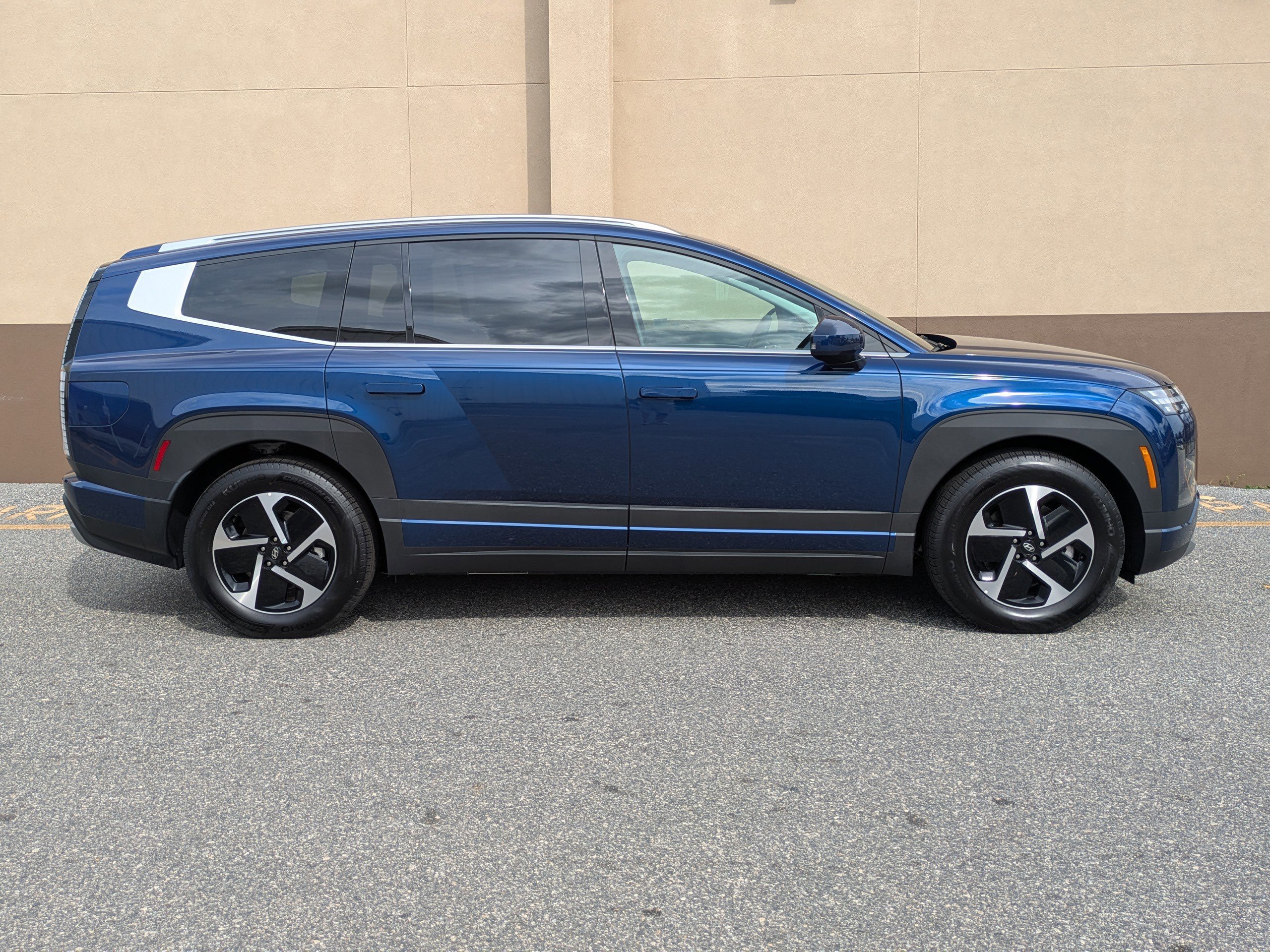 New 2026 Hyundai Ioniq 9 SE image 3