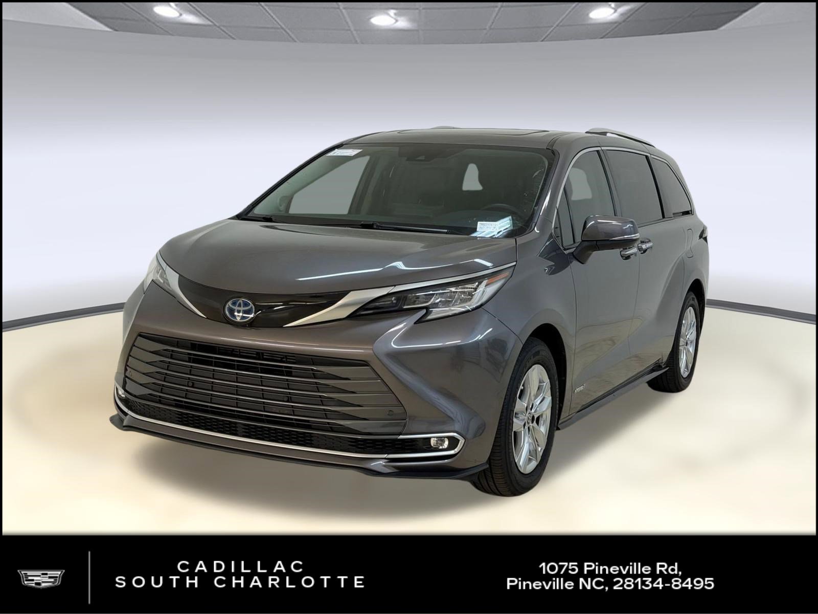 Used 2021 Toyota Sienna Limited image 1