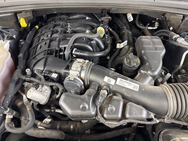 Used 2024 Jeep Grand Cherokee Laredo AWD/4WD image 17