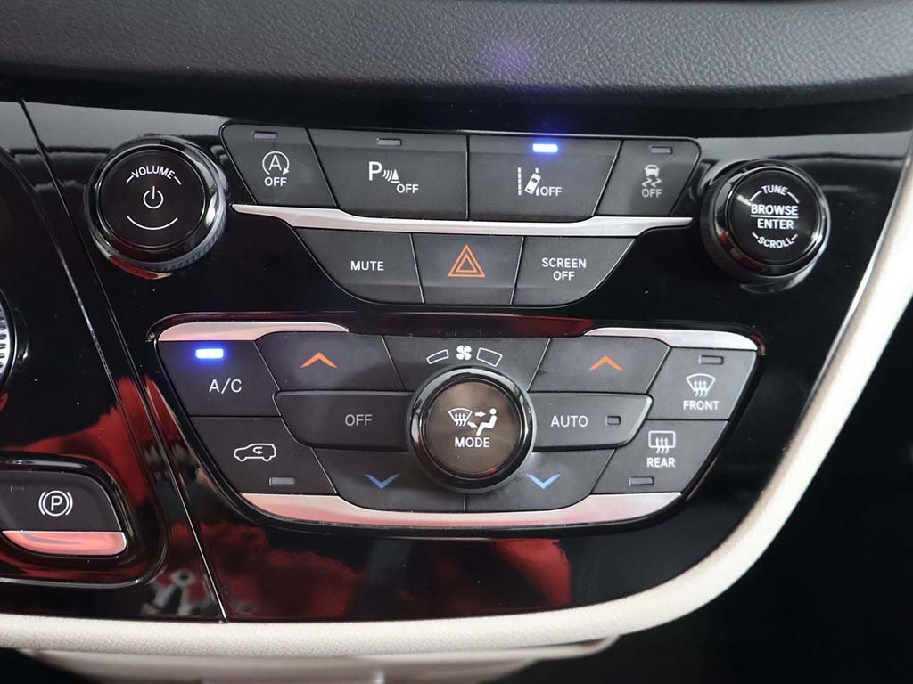 Used 2024 Chrysler Pacifica Touring-L image 45