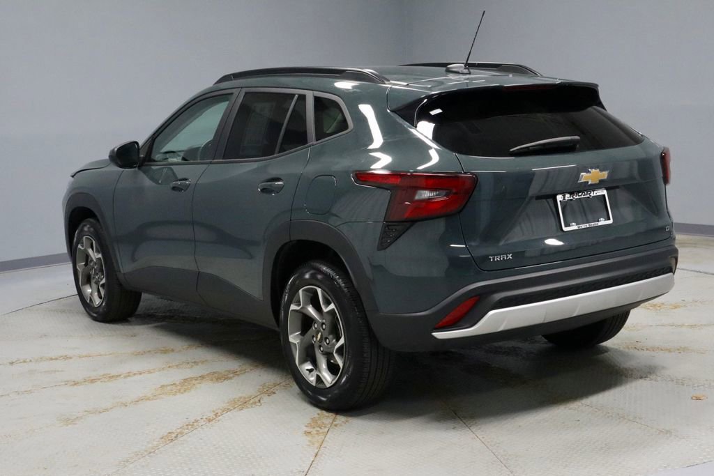 Used 2025 Chevrolet Trax LT w/ LT Convenience Package FWD image 8