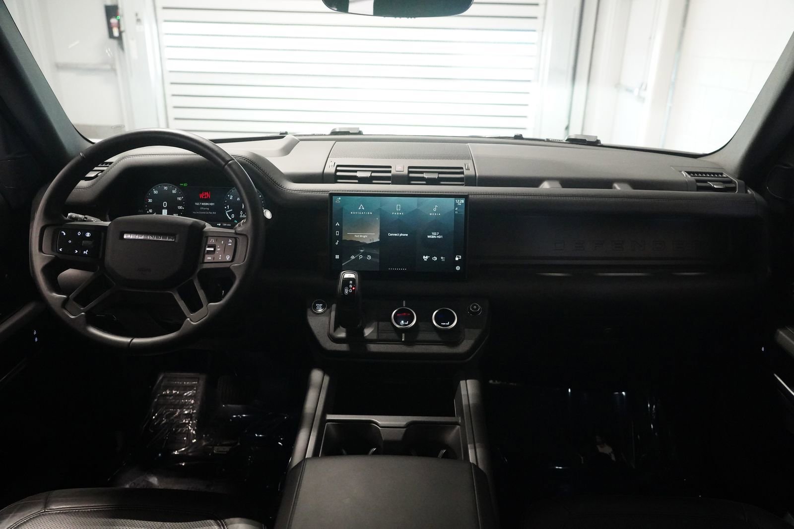Used 2025 Land Rover Defender 130 X-Dynamic SE AWD/4WD image 15