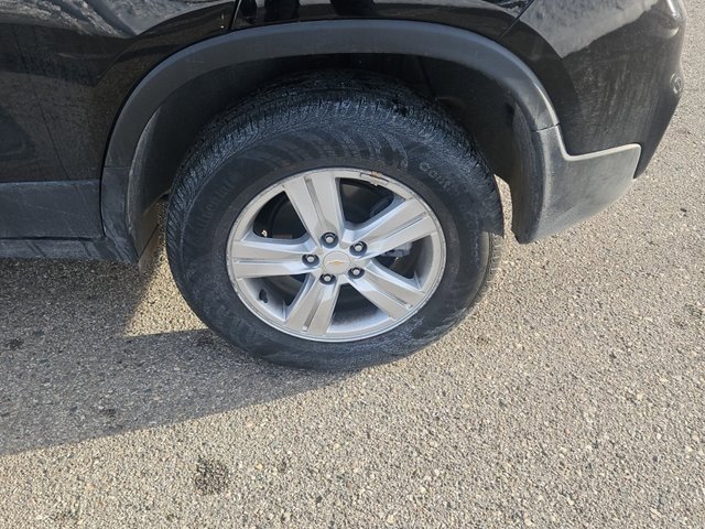 Used 2022 Chevrolet Trax LS w/ Tint and Cruise Package image 8