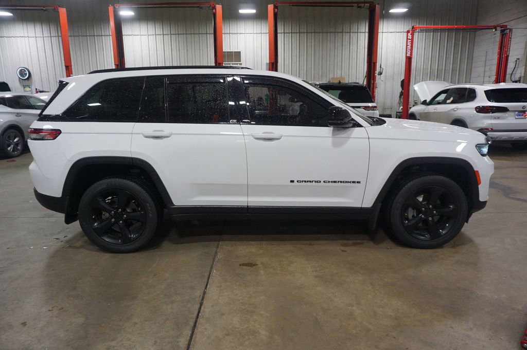 Used 2022 Jeep Grand Cherokee Altitude AWD/4WD image 23