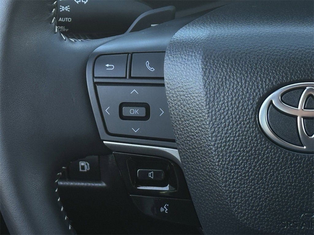 Used 2025 Toyota Camry SE w/ Convenience Package image 15