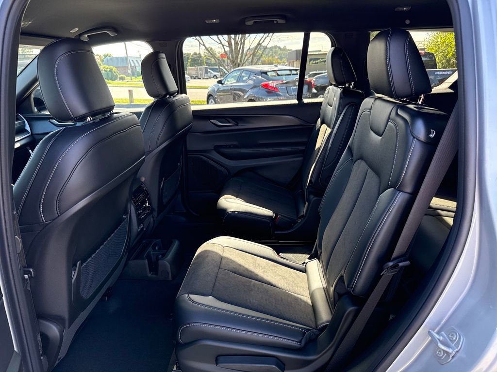 New 2025 Jeep Grand Cherokee L Laredo image 25