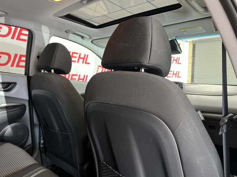 Used 2018 Hyundai Kona SEL w/ SEL Tech Package 02 FWD image 11