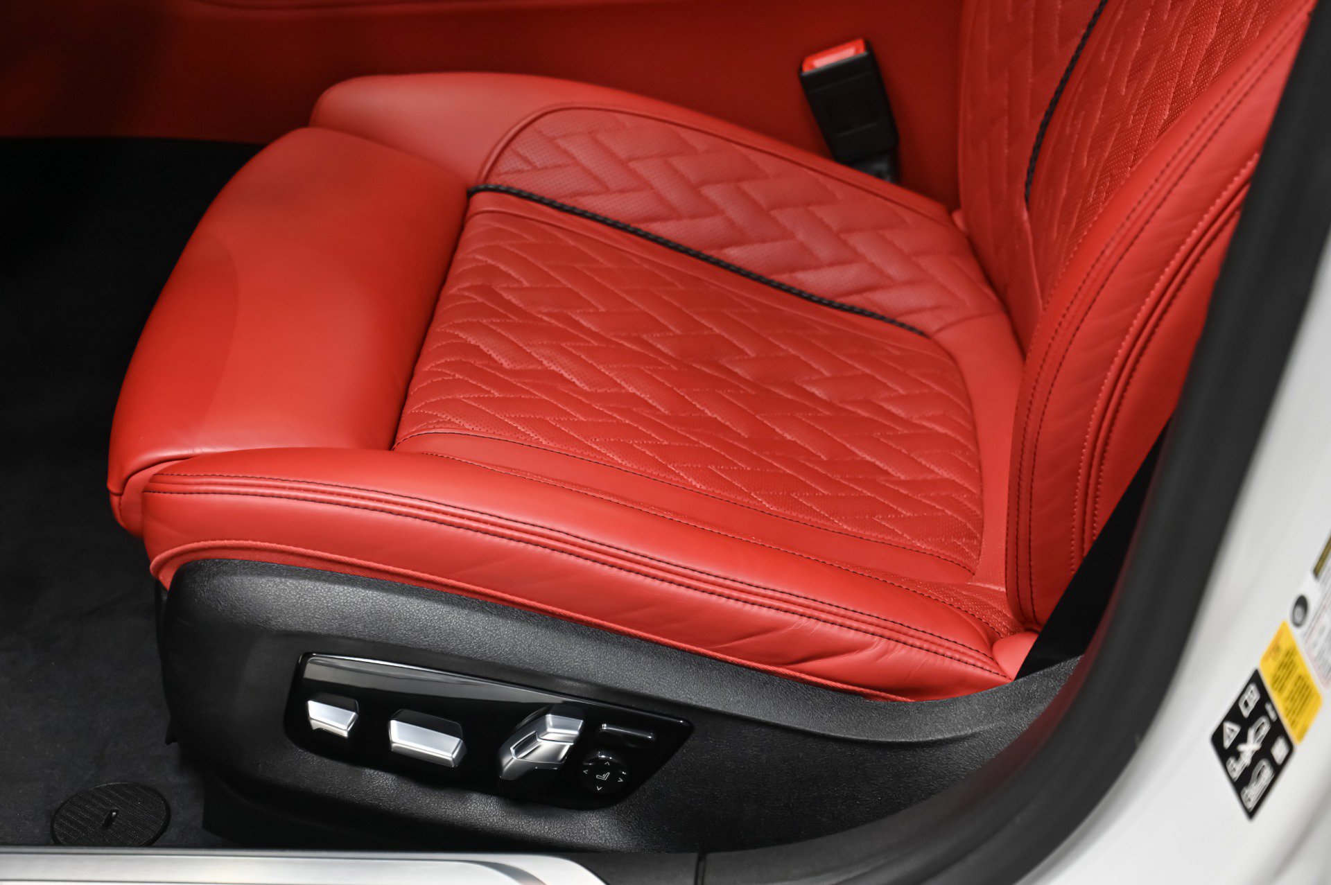 Used 2022 BMW ALPINA B7 xDrive w/ Luxury Rear Seating Package image 27