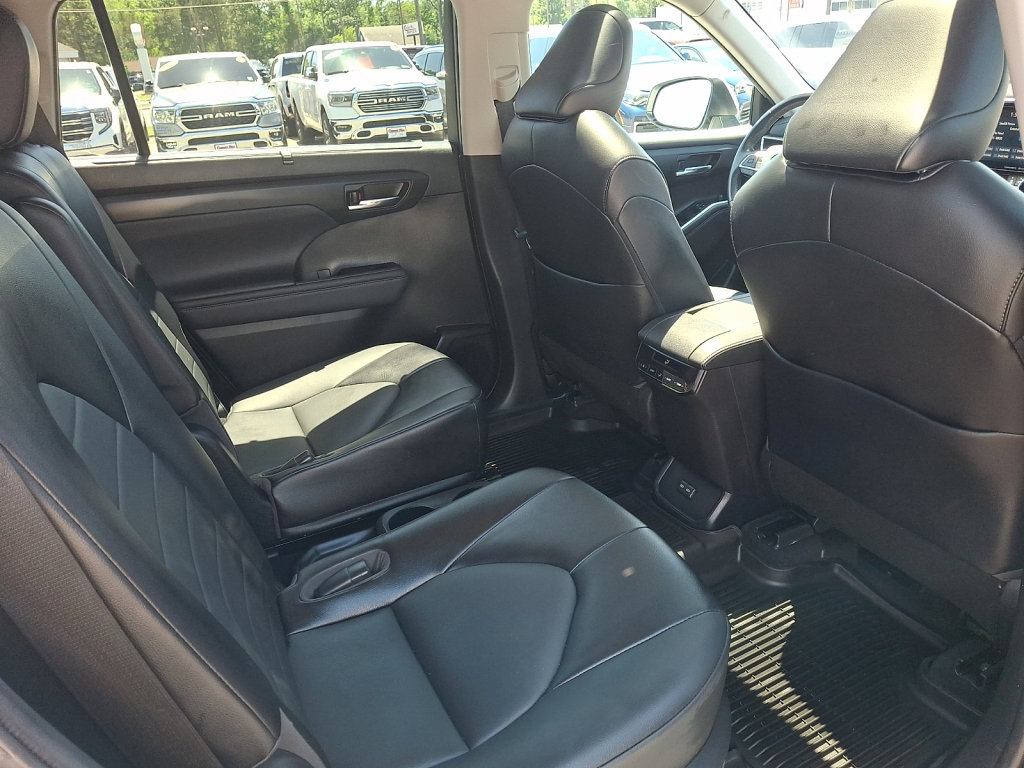 Used 2022 Toyota Highlander XLE AWD/4WD image 19