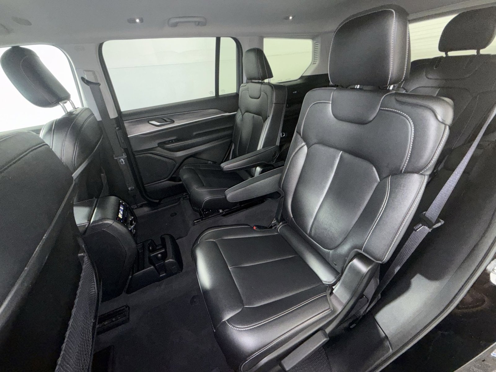 Used 2023 Jeep Grand Cherokee L Limited AWD/4WD image 24