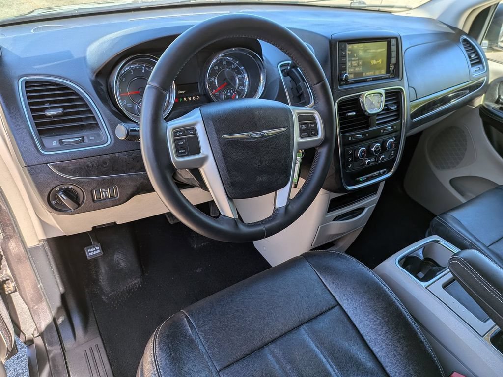 Used 2015 Chrysler Town & Country LX FWD image 17