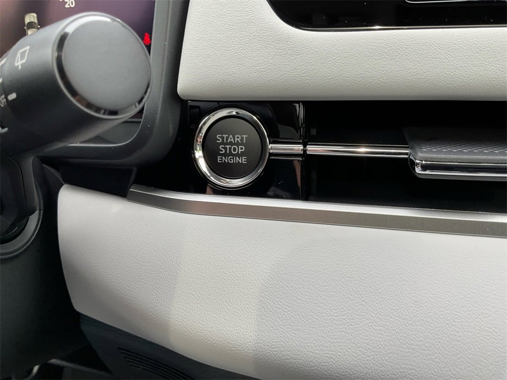 New 2025 Mitsubishi Outlander SE image 26