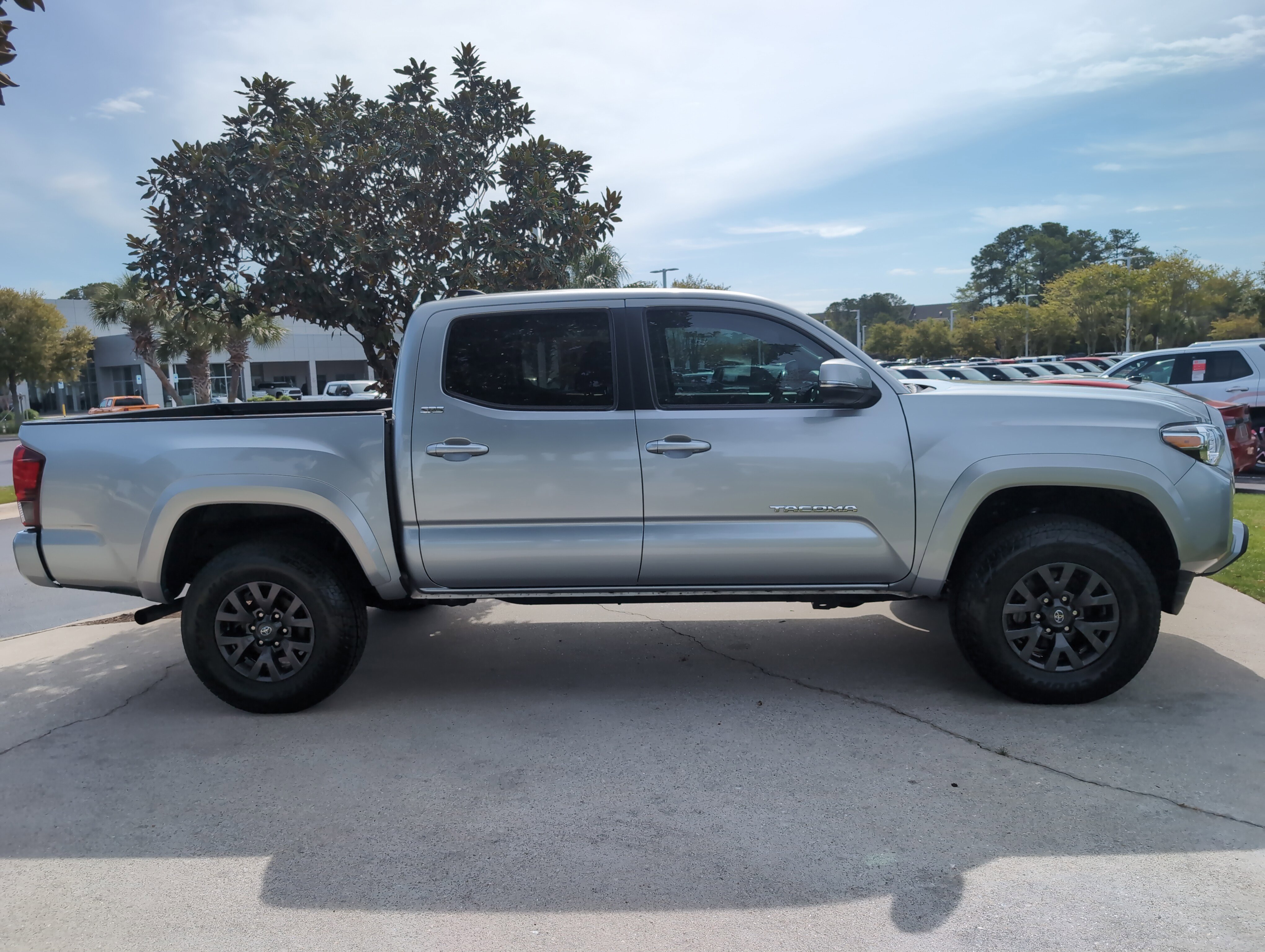 Certified 2023 Toyota Tacoma SR5 AWD/4WD image 11