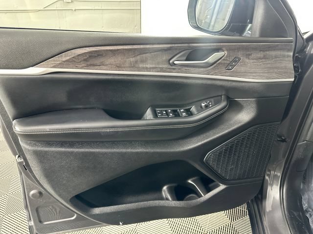 Used 2023 Jeep Grand Cherokee L Limited w/ Luxury Tech Group II AWD/4WD image 6