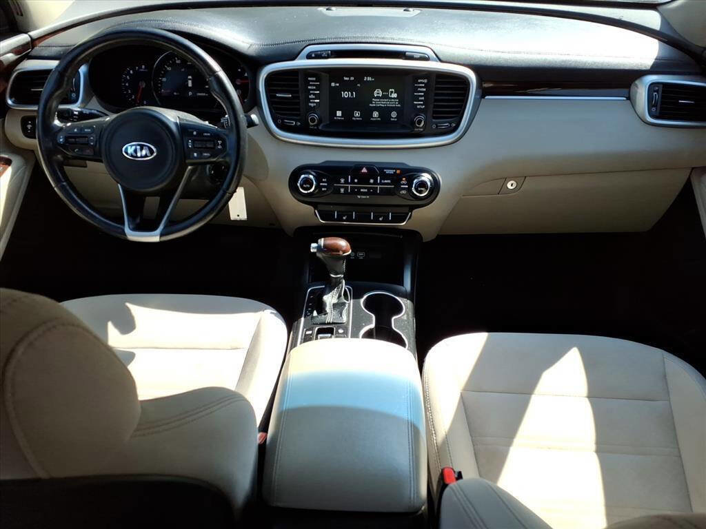 Used 2017 Kia Sorento LX w/ LX Convenience Package image 12