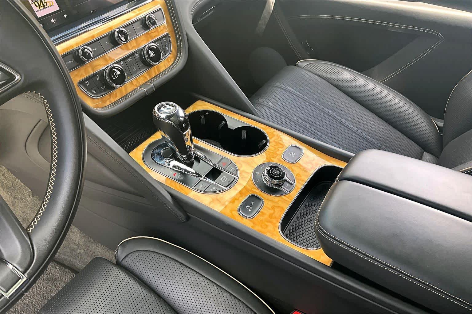Used 2022 Bentley Bentayga AWD/4WD image 16