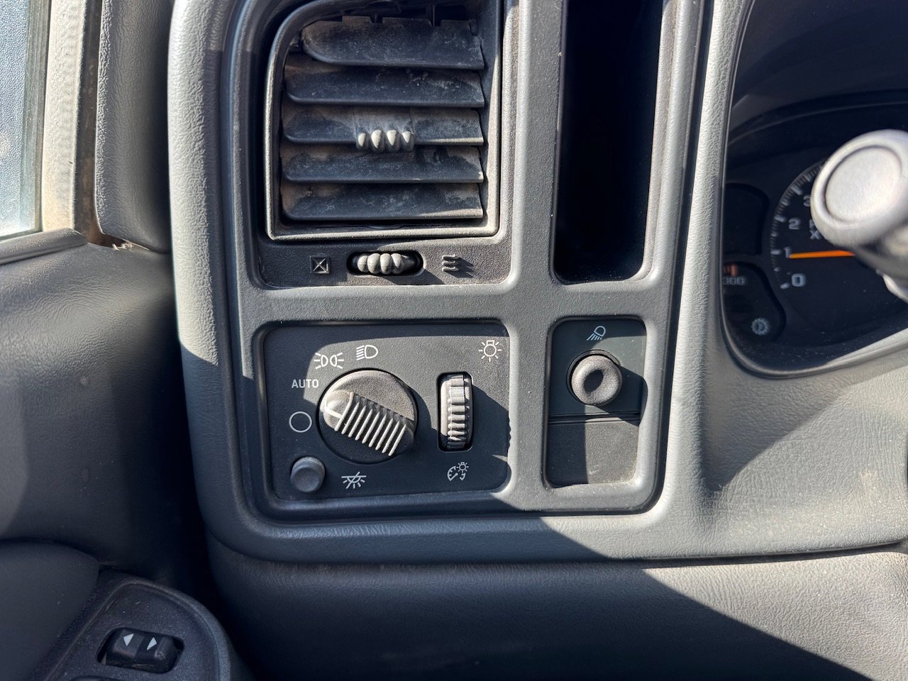 Used 2005 Chevrolet Silverado 2500 LS w/ Skid Plate Package AWD/4WD image 25