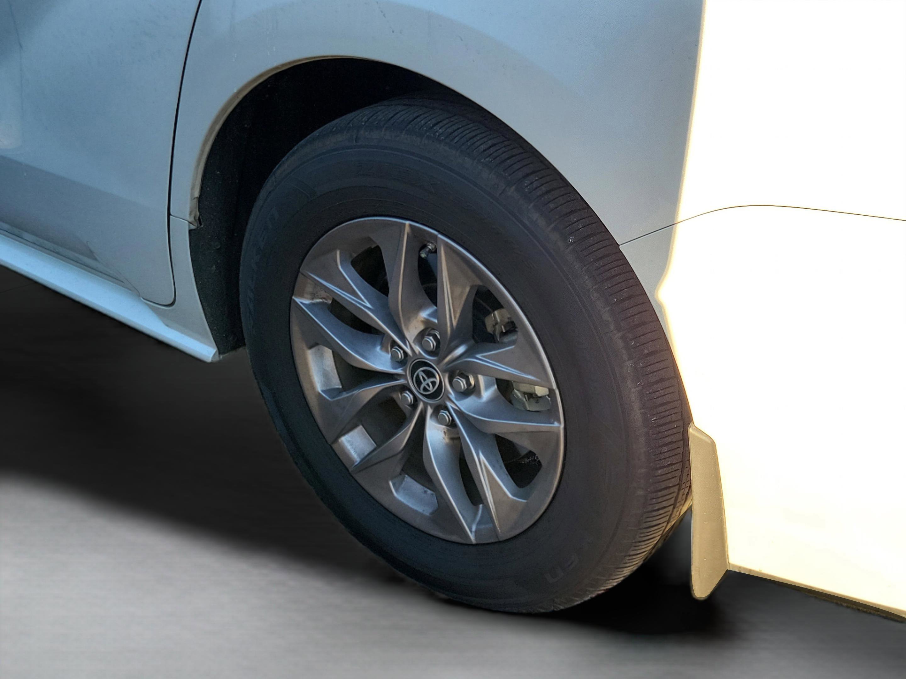 Used 2025 Toyota Sienna XLE image 24