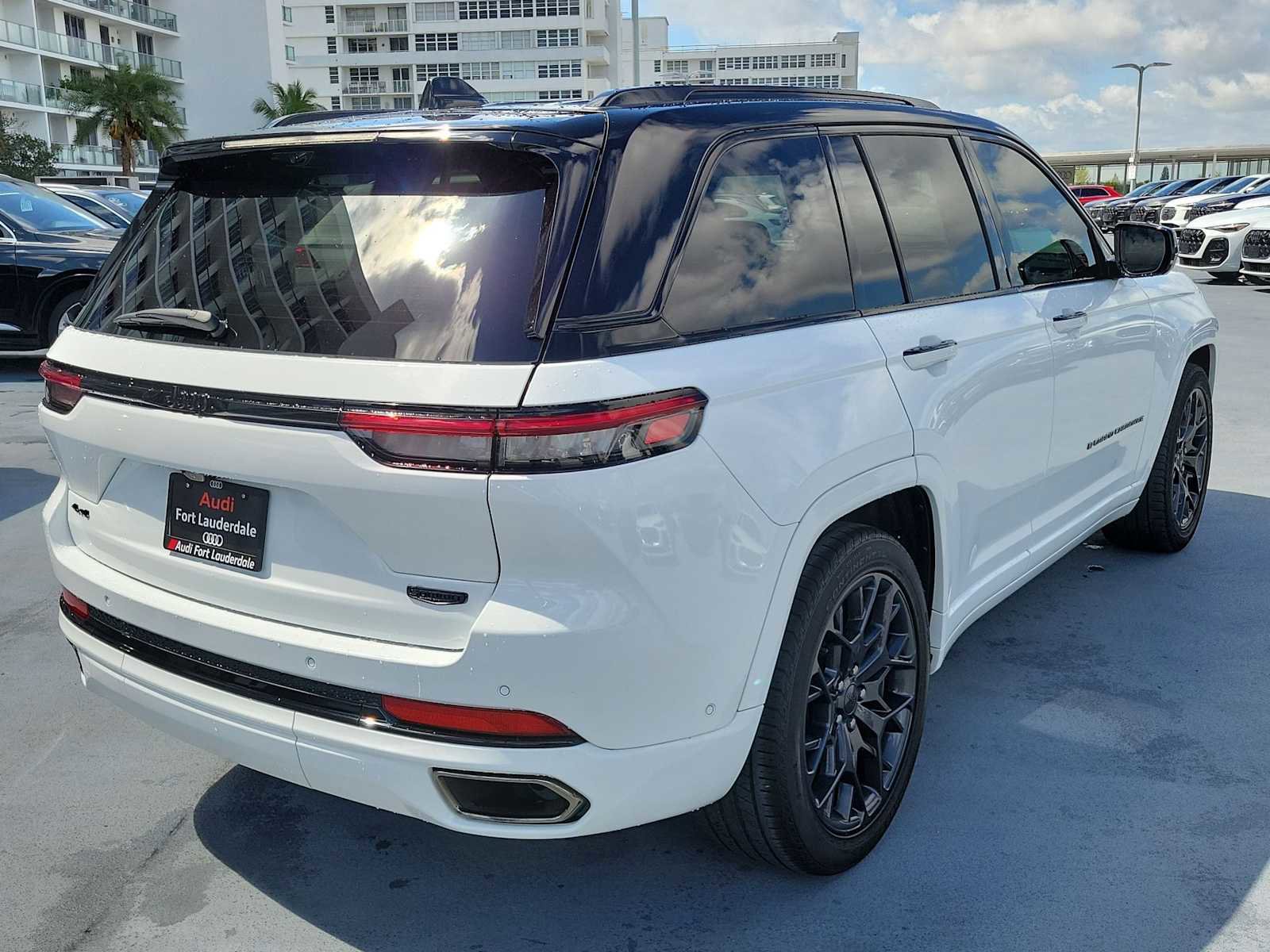 Used 2024 Jeep Grand Cherokee Summit AWD/4WD image 6