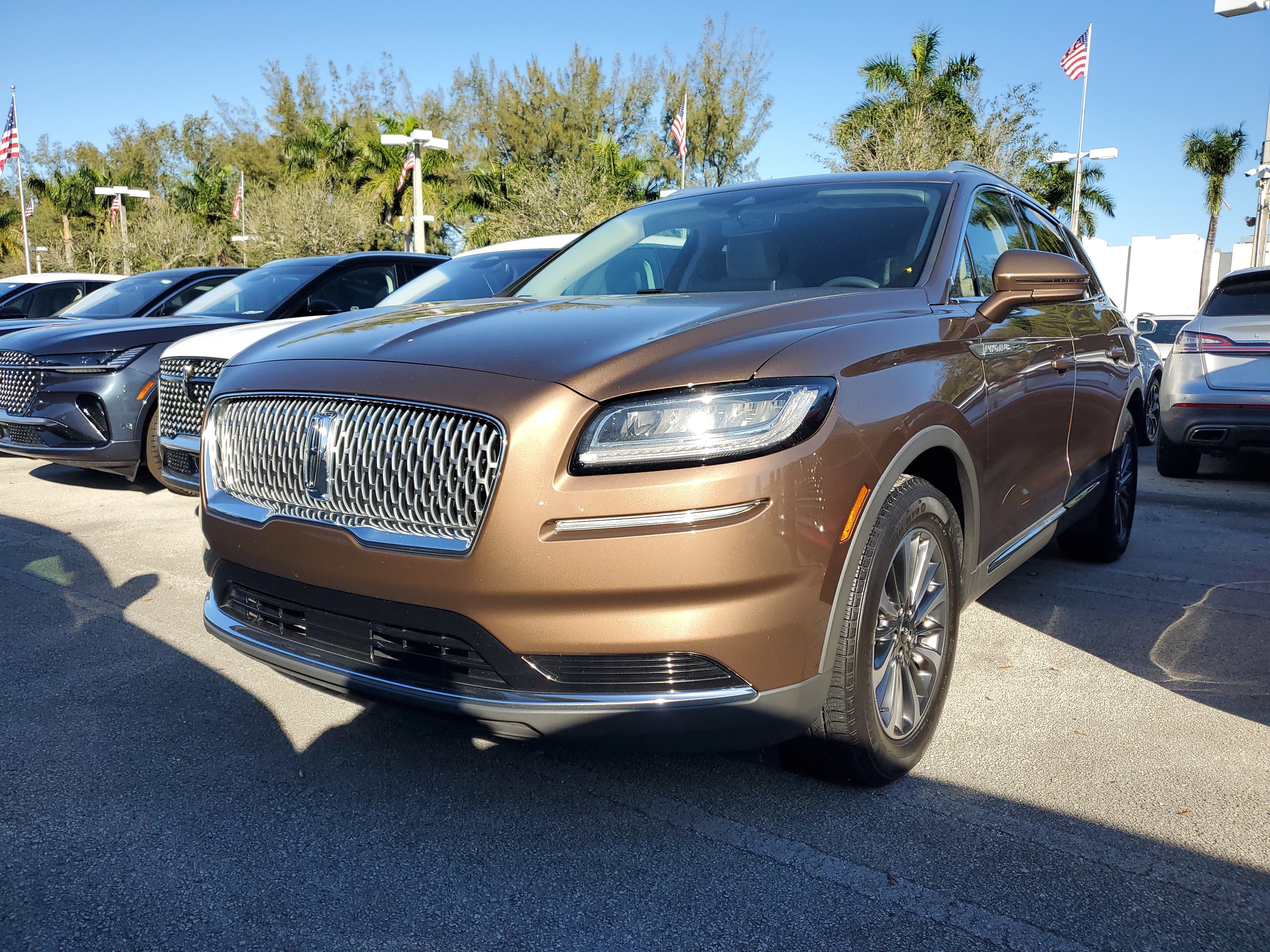 Used 2022 Lincoln Nautilus FWD w/ Premium Package image 2