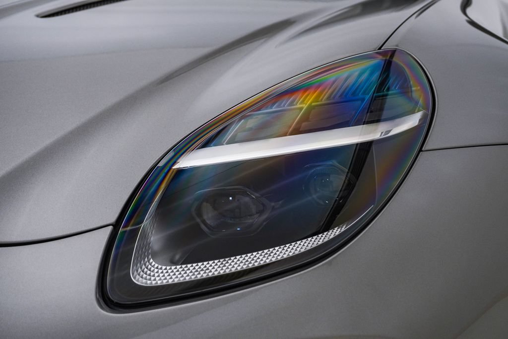 Used 2025 Aston Martin V8 Vantage Coupe RWD image 6