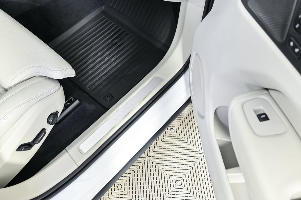 Used 2026 Volvo XC60 B5 Ultra w/ Climate Package image 27