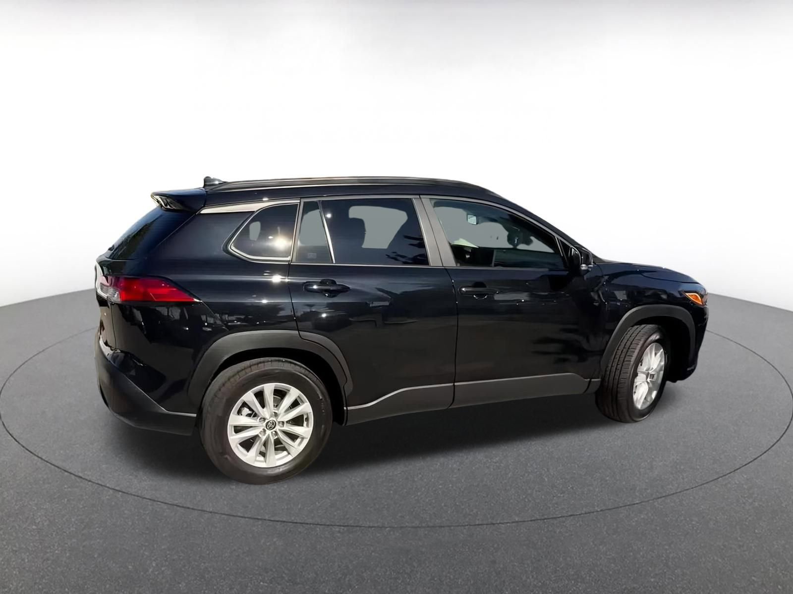 Used 2025 Toyota Corolla Cross LE image 14