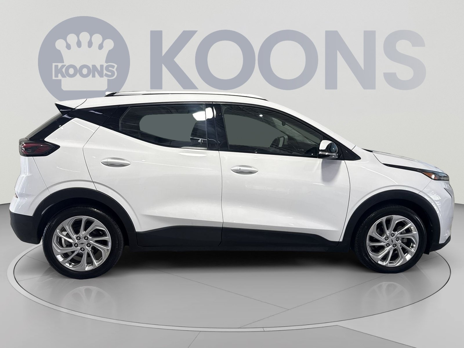 Used 2023 Chevrolet Bolt EUV LT w/ Comfort Package FWD image 12