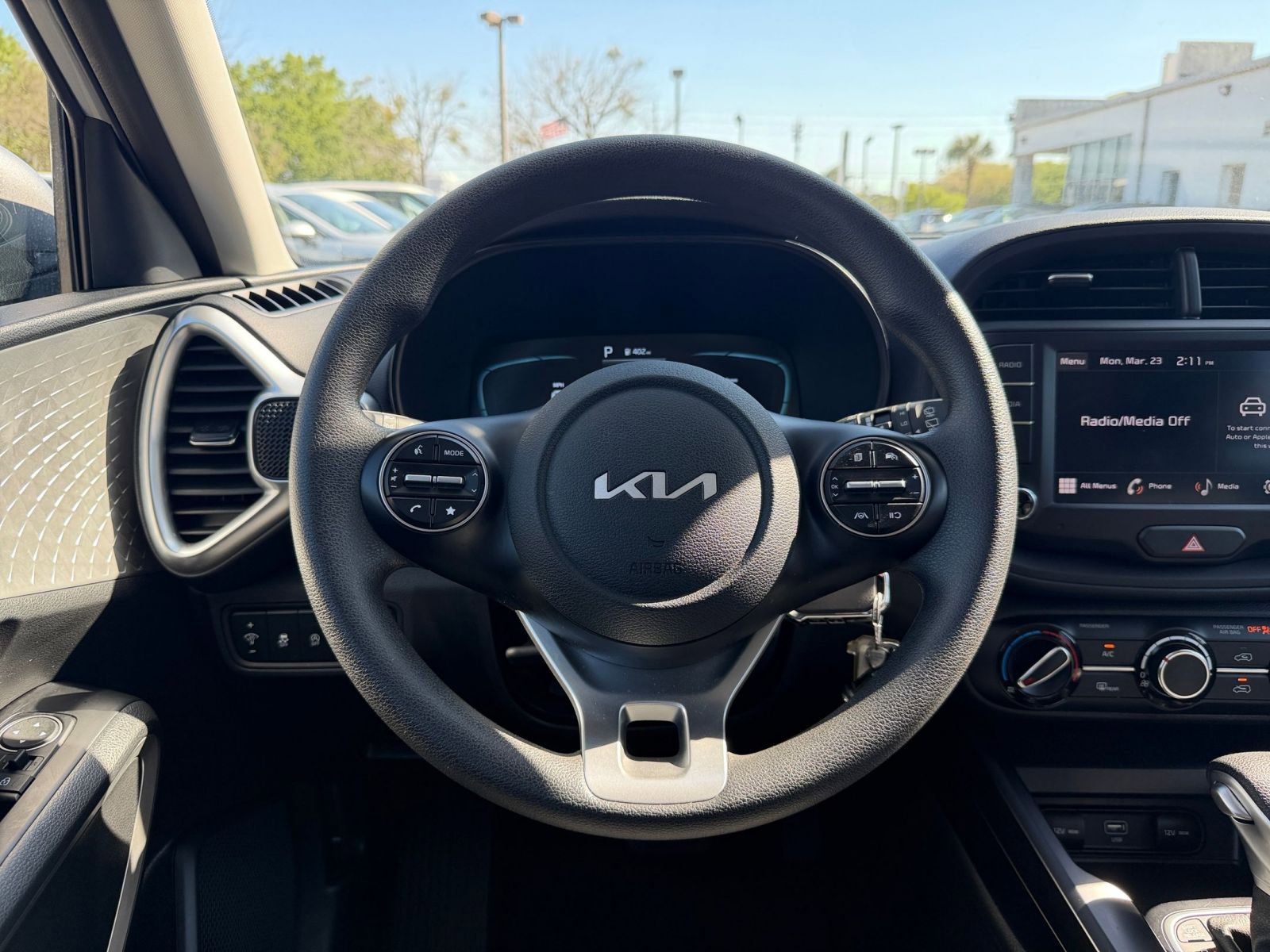 Used 2025 Kia Soul LX w/ LX Technology Package FWD image 25