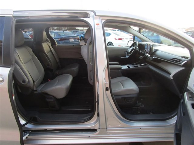 Used 2023 Toyota Sienna XLE AWD/4WD image 18