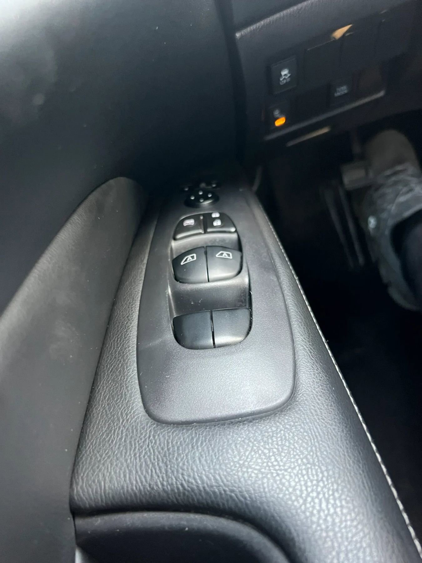 Used 2020 Nissan Pathfinder SV image 16