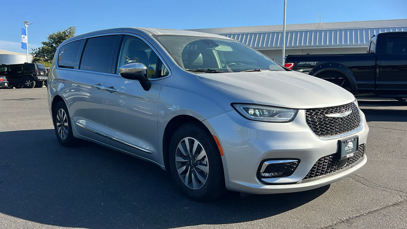Used 2023 Chrysler Pacifica Limited FWD image 3