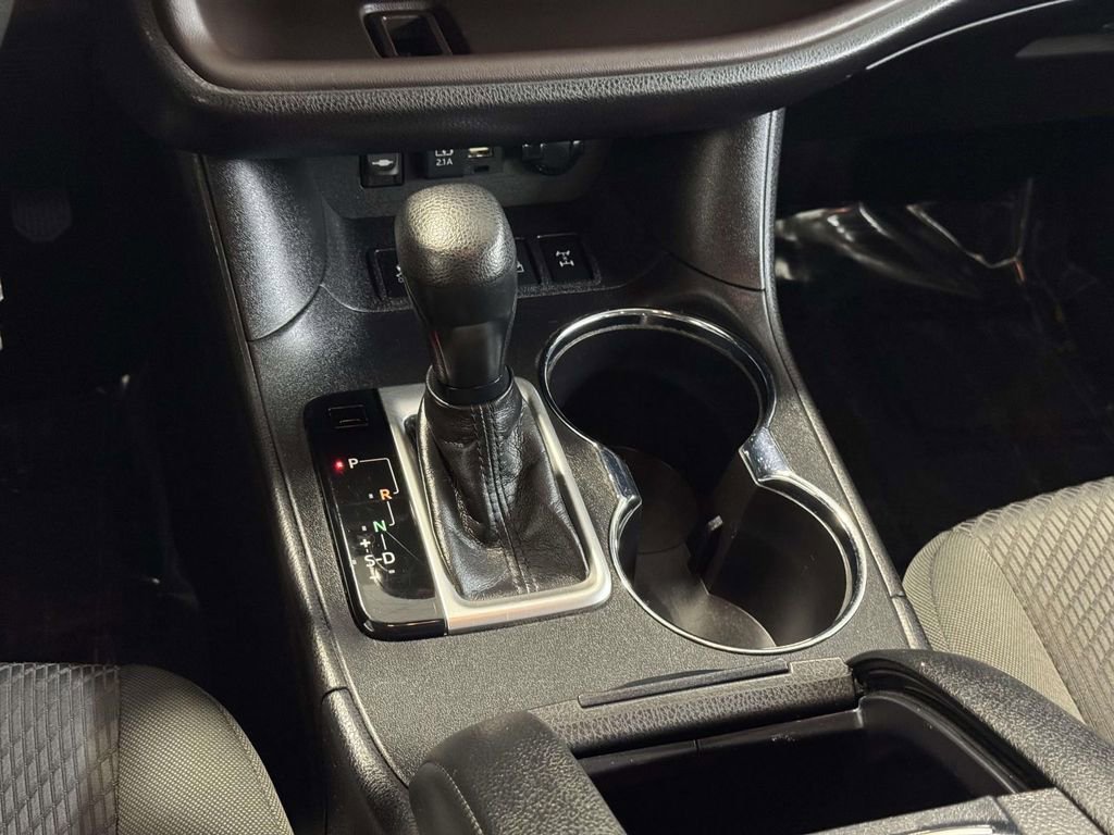 Used 2019 Toyota Highlander LE image 24