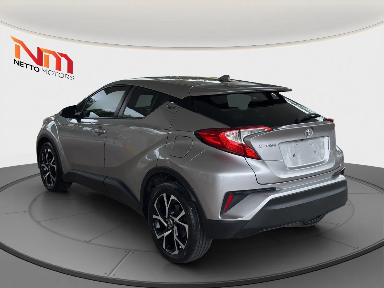 Used 2018 Toyota C-HR XLE FWD image 3
