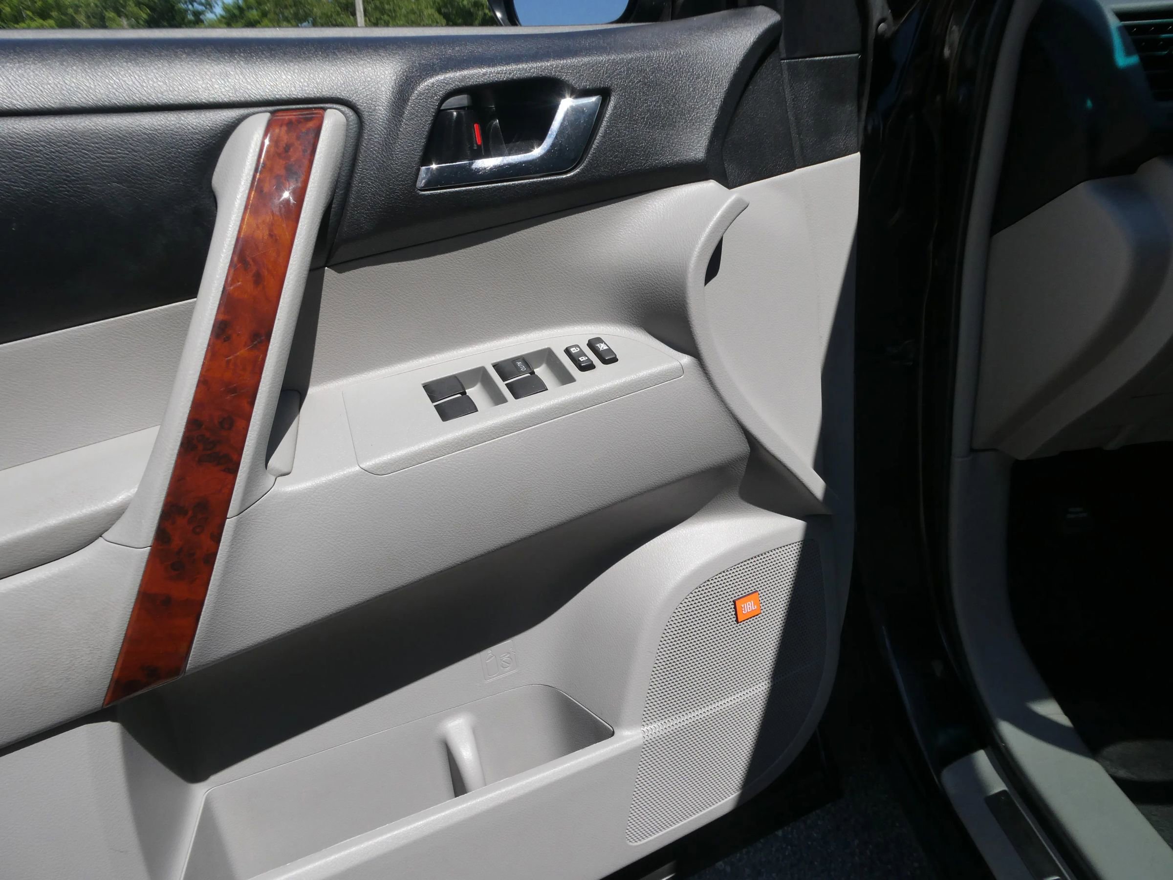 Used 2012 Toyota Highlander Limited w/ Tow Pkg FWD image 15