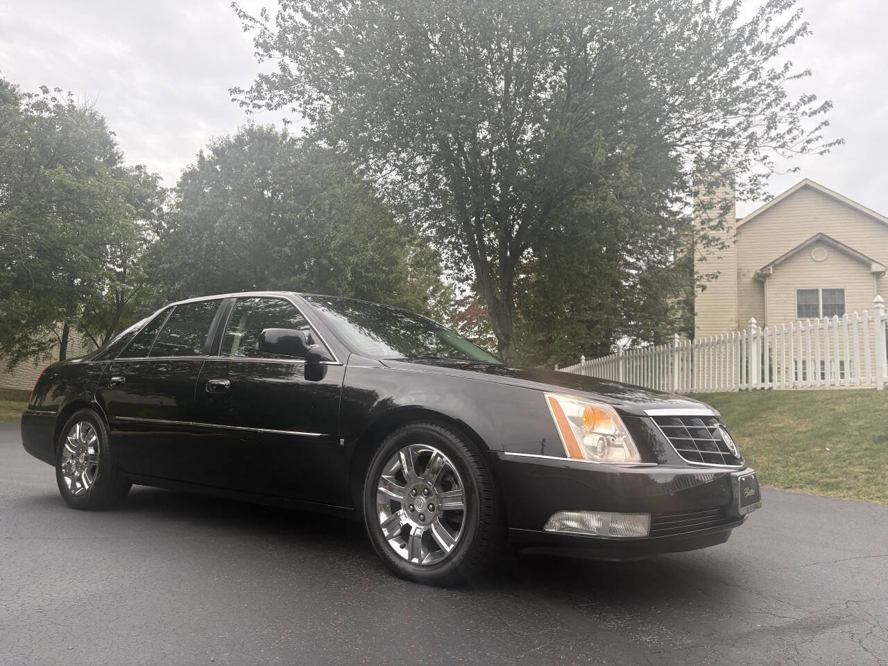 Used 2008 Cadillac DTS Performance w/ Platinum Edition image 4