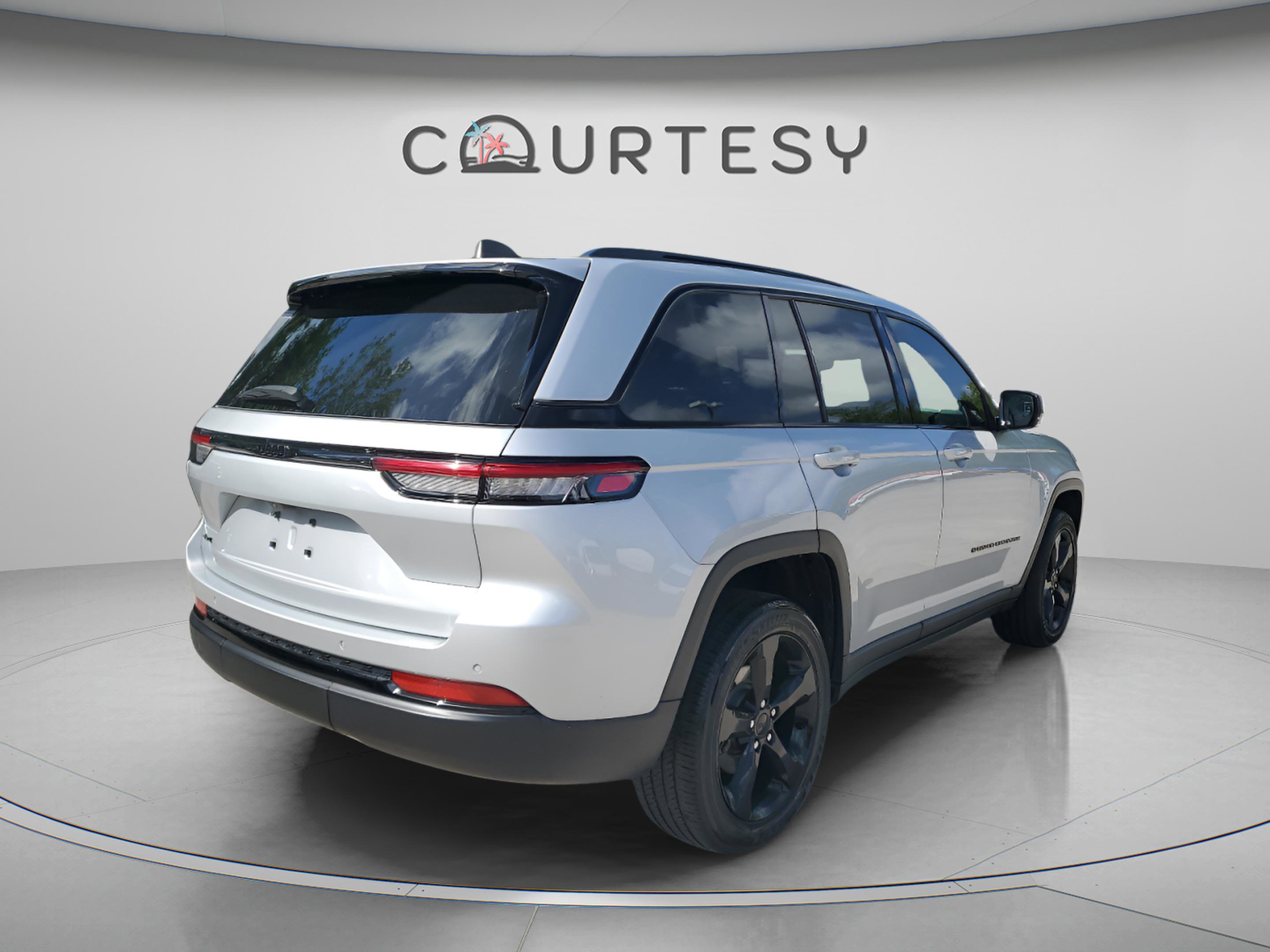 Certified 2024 Jeep Grand Cherokee Altitude image 3