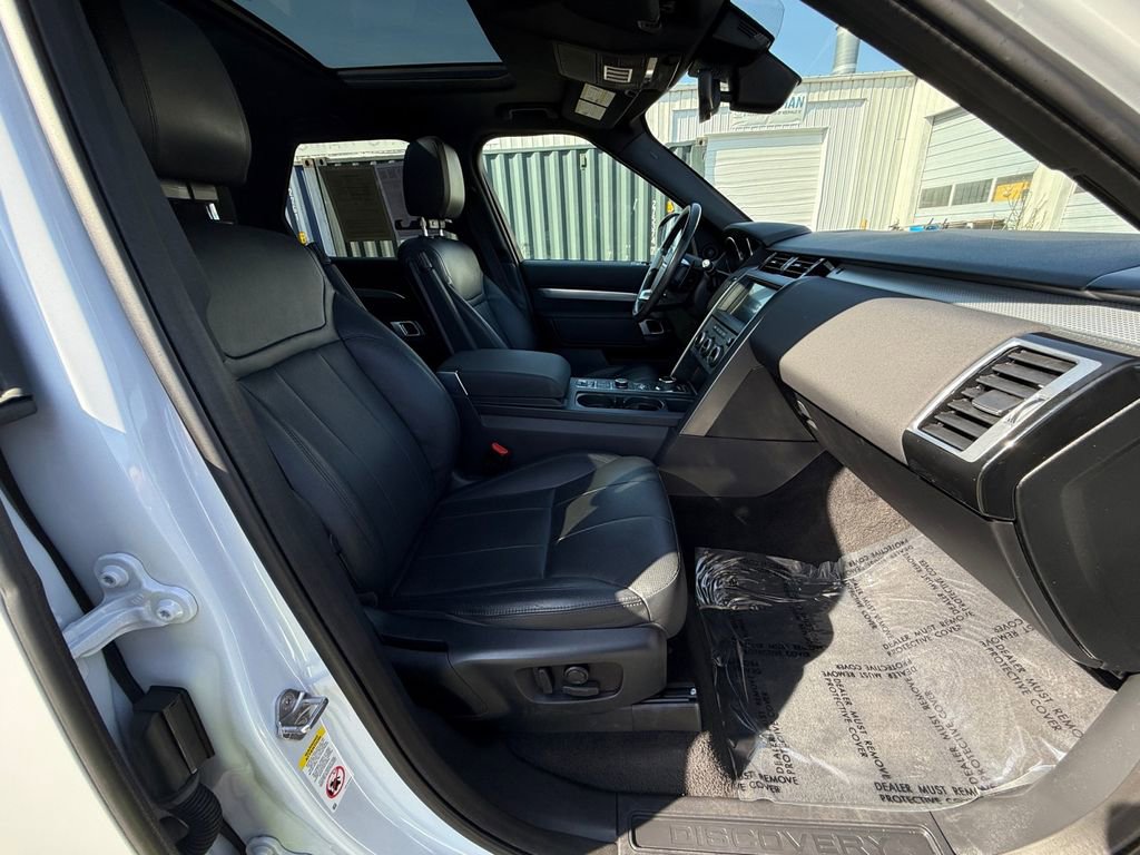 Used 2020 Land Rover Discovery Landmark image 28