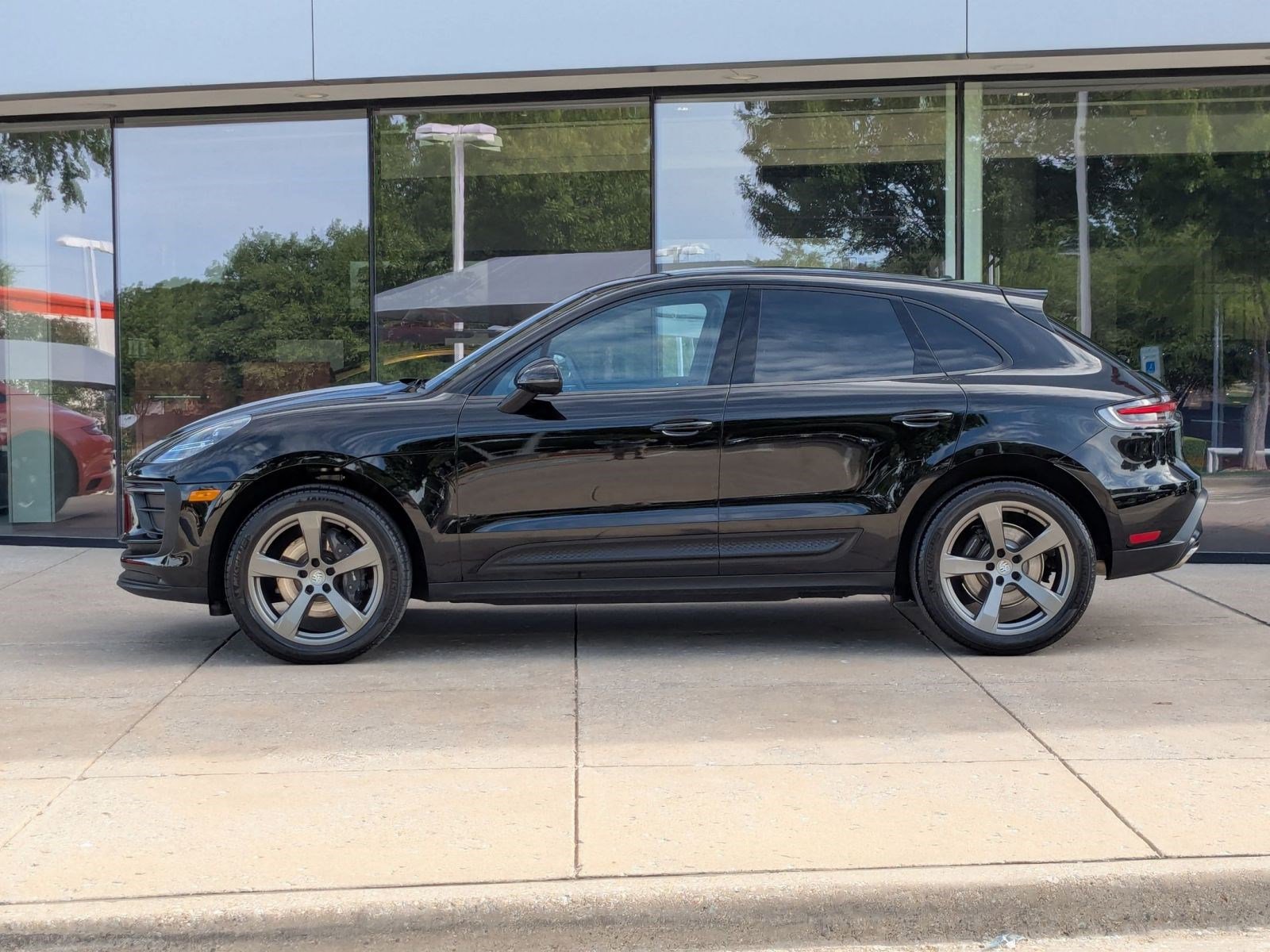 Certified 2026 Porsche Macan AWD/4WD image 2