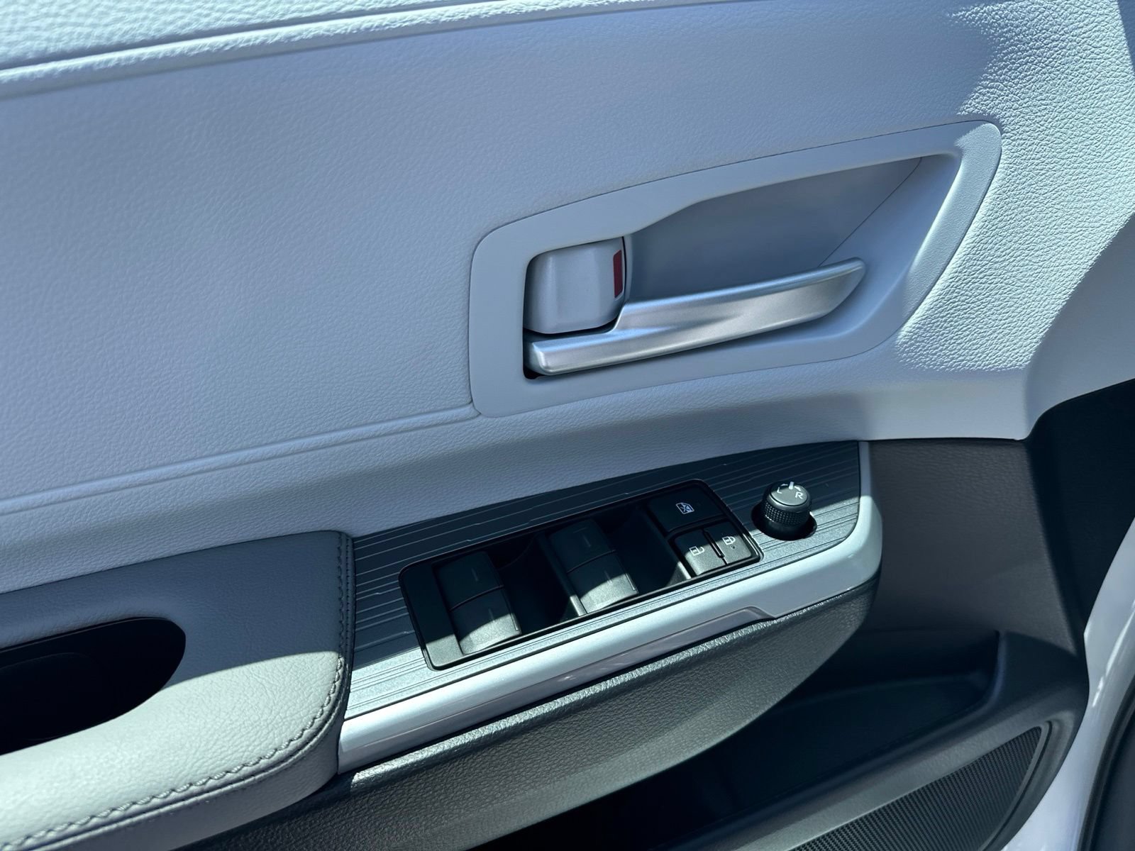 Used 2026 Toyota Sienna XLE FWD image 5