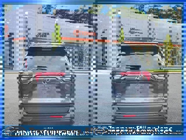 Used 2021 Toyota RAV4 XLE w/ Convenience Package image 7