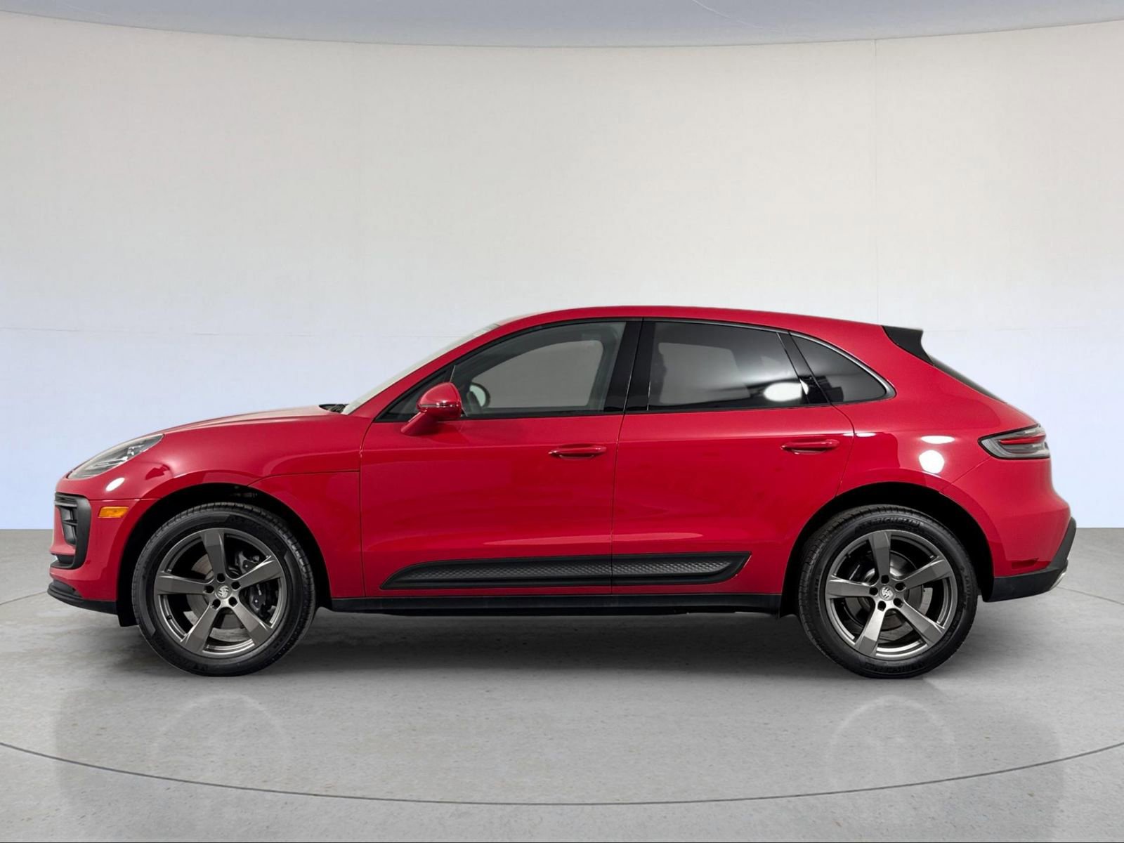 Certified 2025 Porsche Macan image 2