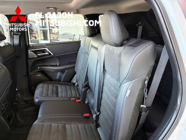 Used 2025 Mitsubishi Outlander SE image 14