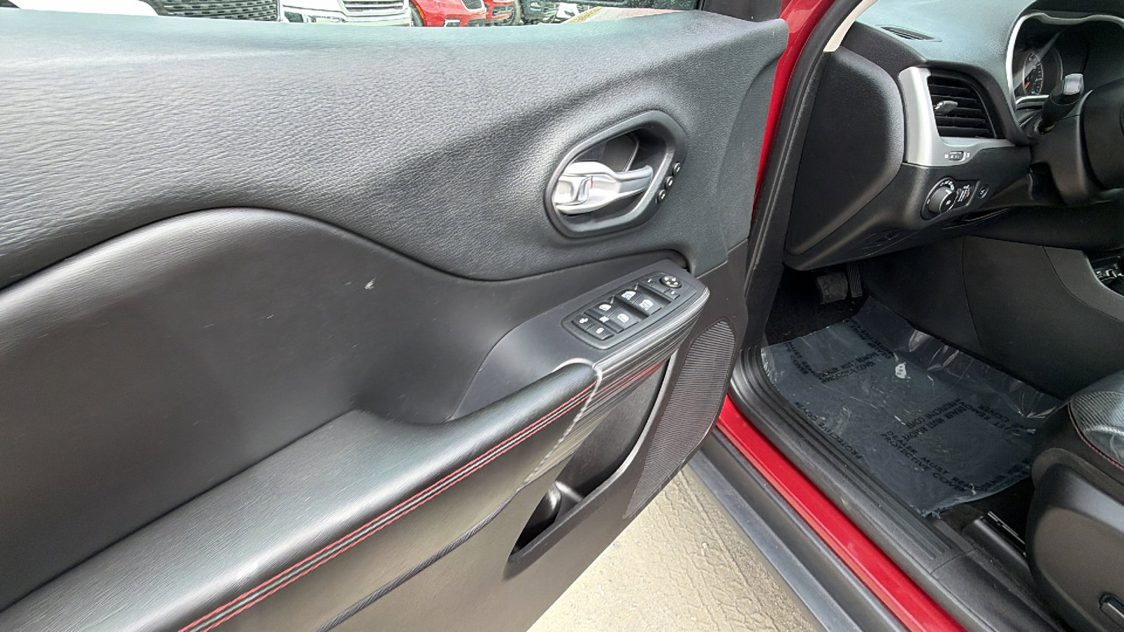 Used 2015 Jeep Cherokee Trailhawk w/ Comfort/Convenience Group image 15